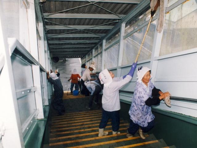 上石見駅の清掃